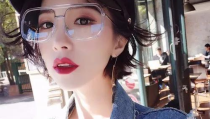 抖音戴眼镜网红吃瓜,抖音新潮流引发热议